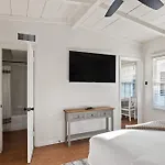 Beachside 1Br Haven Near Ocean & Outdoor Space